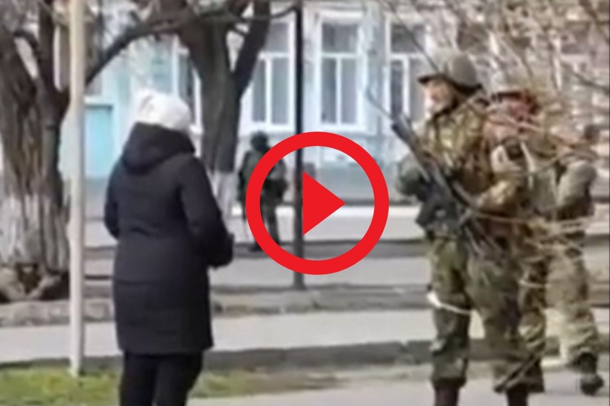 Ukraine : युक्रेनियन महिला रशियन सैनिकाशी भिडली, म्हणाली.. तुम्ही आमच्या भूमीवर काय करताय? पाहा व्हिडिओ