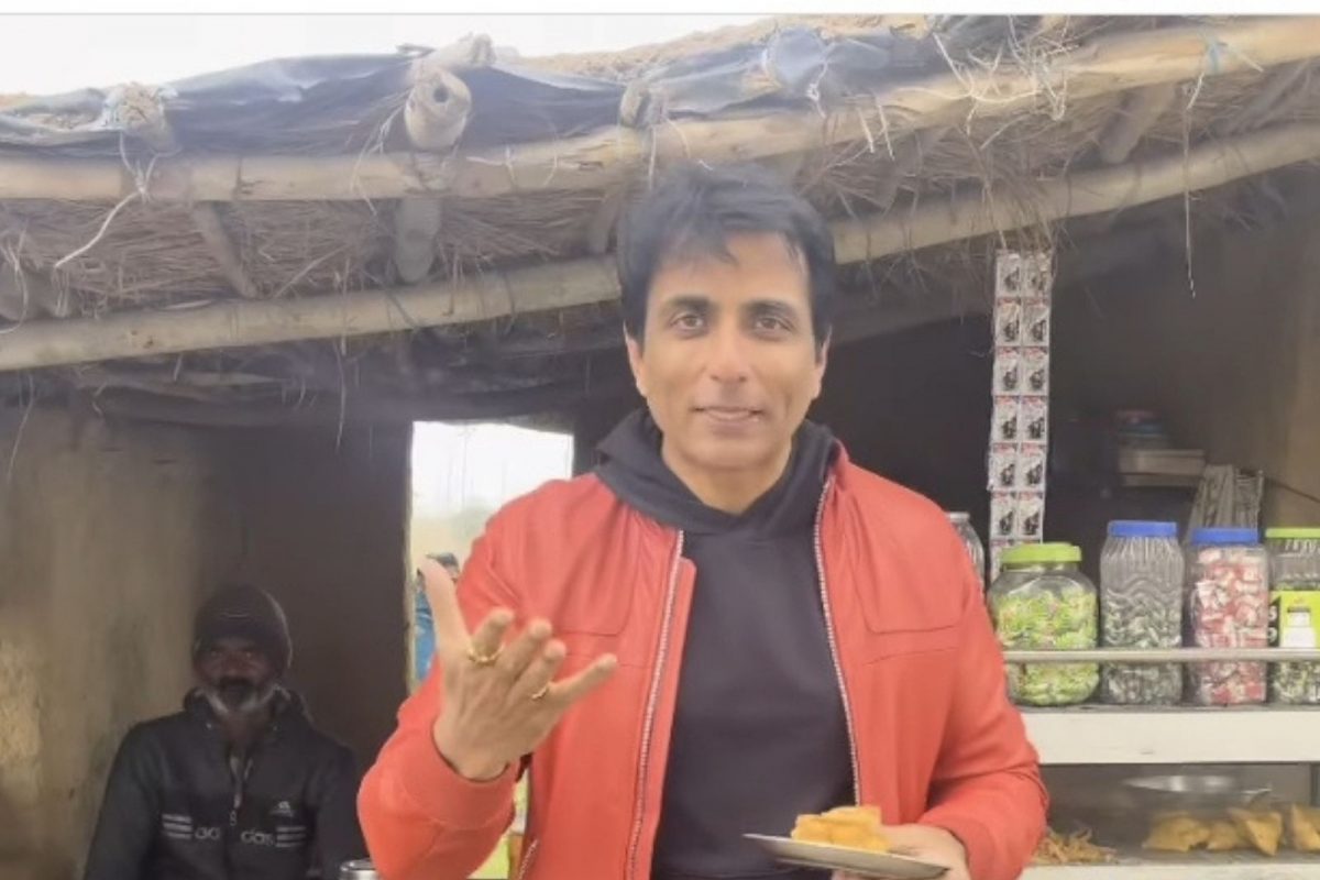 MTV Roadies मध्ये जाण्यापूर्वी Sonu Sood ने टपरीवर घेतला समोस्याचा आस्वाद, VIDEO झाला VIRAL