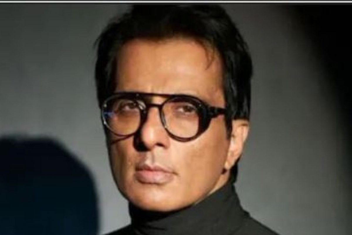 VIDEO: देवदूत Sonu Sood, अपघातातल्या जखमी तरुणाला स्वतः उचलून नेलं रुग्णालयात