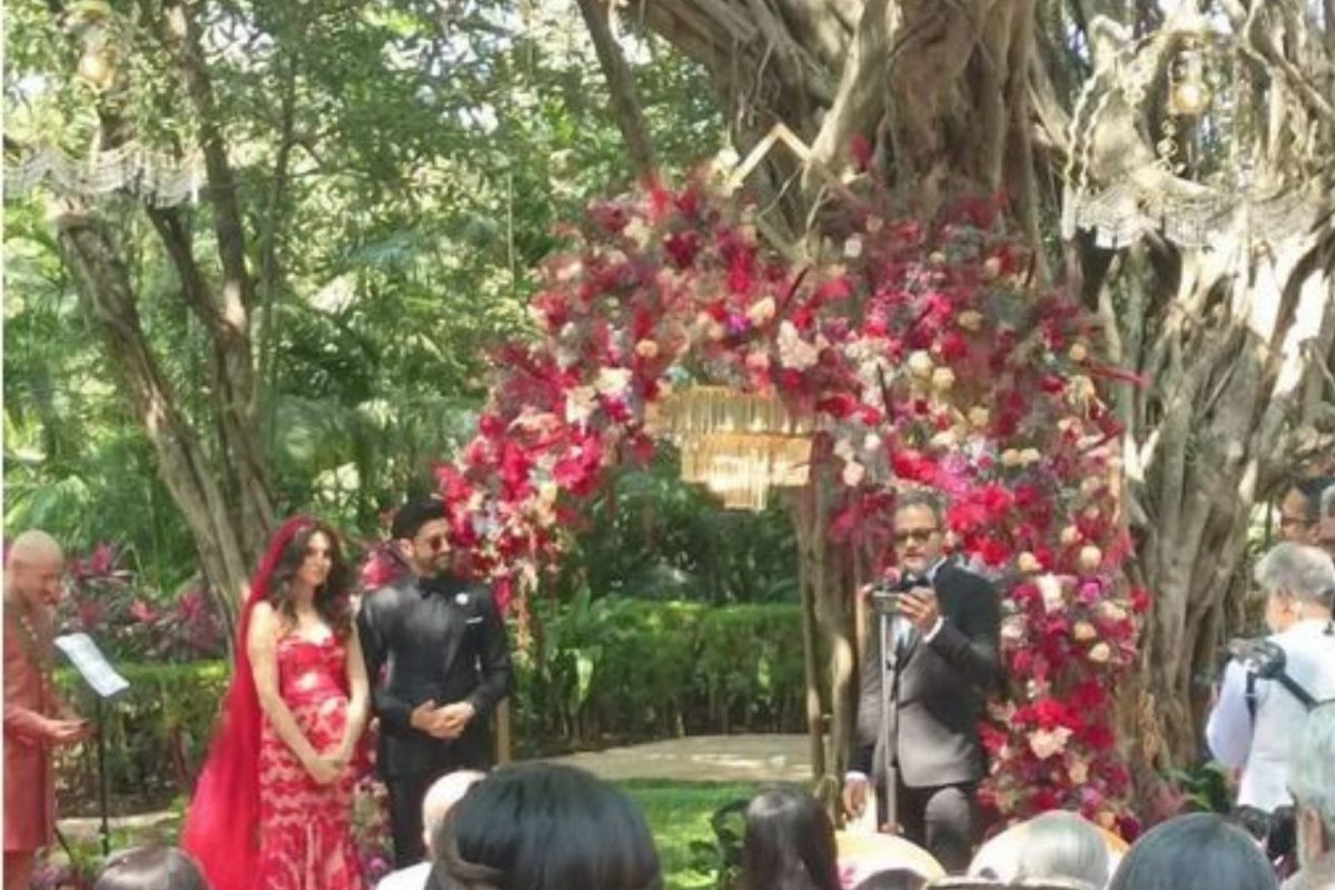 साडी-लेहेंगा नव्हे तर वेस्टर्न गाऊनमध्ये दिसली फरहान अख्तरची नवरी, बहुचर्चित लग्नाचा First Photo आला समोर