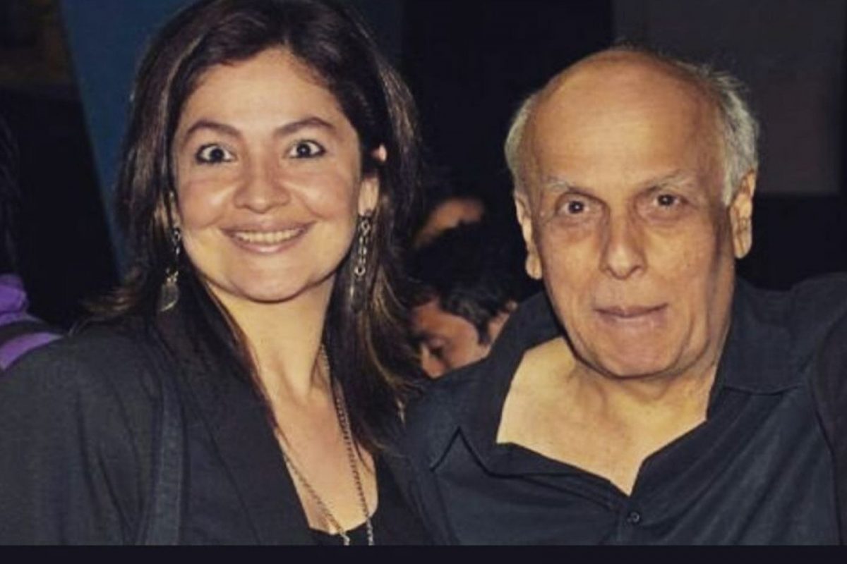 Pooja Bhatt Birthday: स्वतःच्या वडिलांना Kiss करत पूजा भट्टने माजवली होती खळबळ,आक्षेपार्ह फोटोंमुळे निर्माण झाला होता वाद