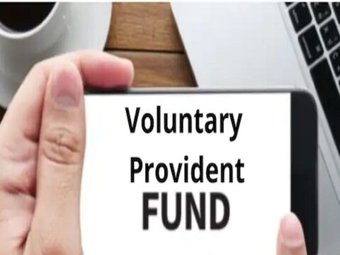 Voluntary Provident fund खात्यावर देखील कर्मचारी भविष्य निर्वाह निधी (EPF) खात्याप्रमाणेच व्याज मिळते. VPF मधील गुंतवणुकीला आयकर कायद्याच्या कलम 80C अंतर्गत कर सवलतीचा लाभ मिळतो.