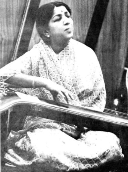  लता दीदींना कार्सची मोठी आवड होती. त्यांचं कार कलेक्शनही मोठं होतं. त्यांच्या गॅरेजमध्ये अनेक शानदार कार होत्या. 