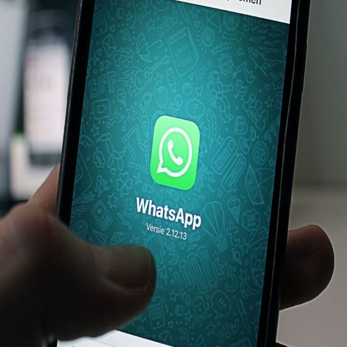QR Code सह WhatsApp Account वेरिफाय करा. डाव्या बाजूला तीन डॉट्सवर क्लिक करा. त्यानंतर Settings वर क्लिक करा. 