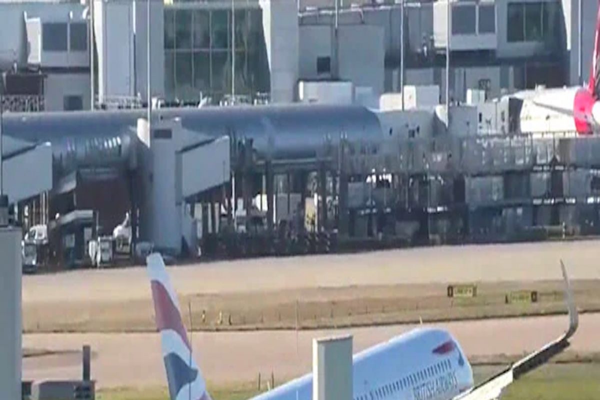 विमानाच्या लँडिंगचा LIVE थरार, धावपट्टीवर उतरता उतरता पुन्हा उडालं हवेत; पाहा VIDEO