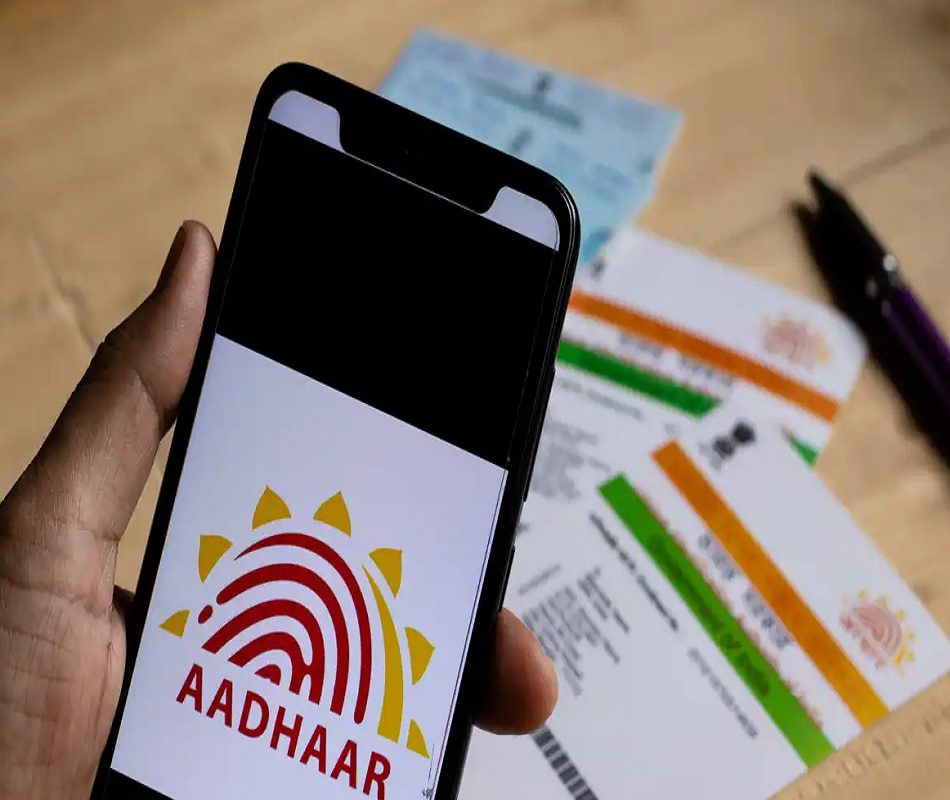 Aadhaar Card फ्रॉडमुळे रिकामं होऊ शकतं तुमचं बँक अकाऊंट, आधार लॉक करु धोका टाळा