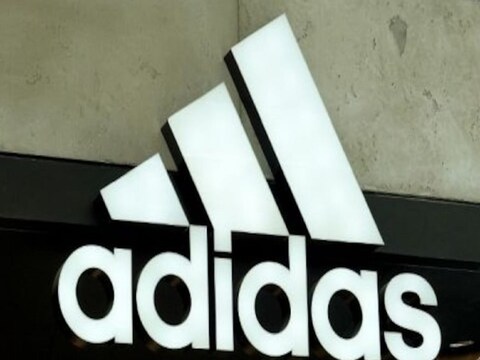 अ‍ॅडिडास  (Adidas Advertisement) या प्रसिद्ध स्पोर्ट्स वेअर ब्रँडची (Sports Wear Brand) जाहिरात चांगलीच चर्चेत आली आहे. ट्विटरवर प्रसारित केलेल्या या जाहिरातीनं सर्वांचं लक्ष वेधून घेतलं असून, त्यावर उलट-सुलट प्रतिक्रिया व्यक्त होत आहेत. 