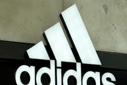 Bra न घातलेल्या 25 ब्रेस्ट्सचा फोटो केला शेअर, Adidas च्या जाहिरातीमुळे खळबळ!