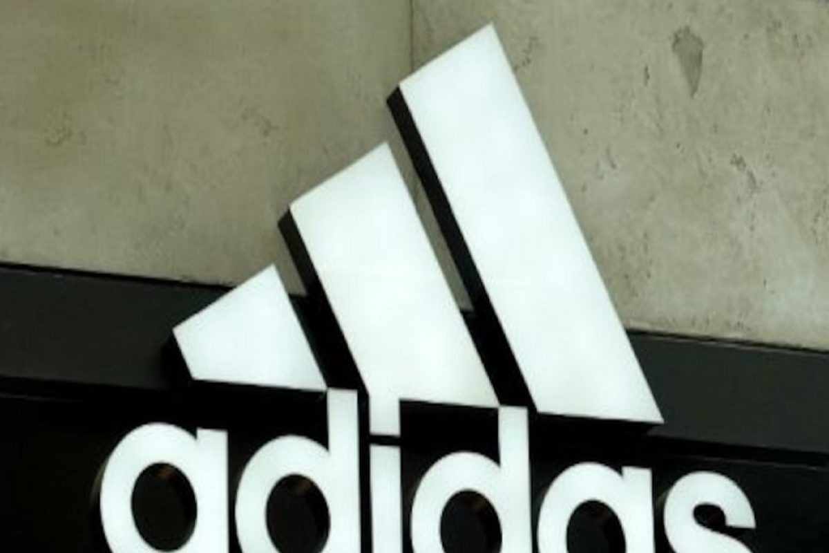 Bra न घातलेल्या 25 ब्रेस्ट्सचा फोटो केला शेअर, Adidas च्या जाहिरातीमुळे खळबळ!