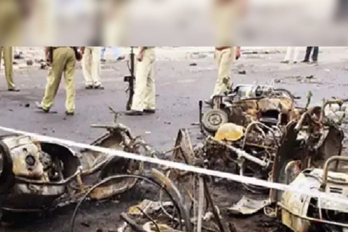 Ahmedabad serial blasts case | ..त्यावेळी अहमदाबाद 1 तासात 21 बॉम्बस्फोटांनी हादरलं होतं! काय होती घटना?