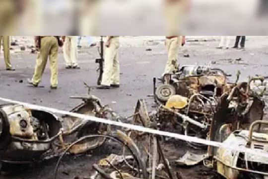 Ahmedabad serial blasts case | ..त्यावेळी अहमदाबाद 1 तासात 21 बॉम्बस्फोटांनी हादरलं होतं! काय होती घटना?