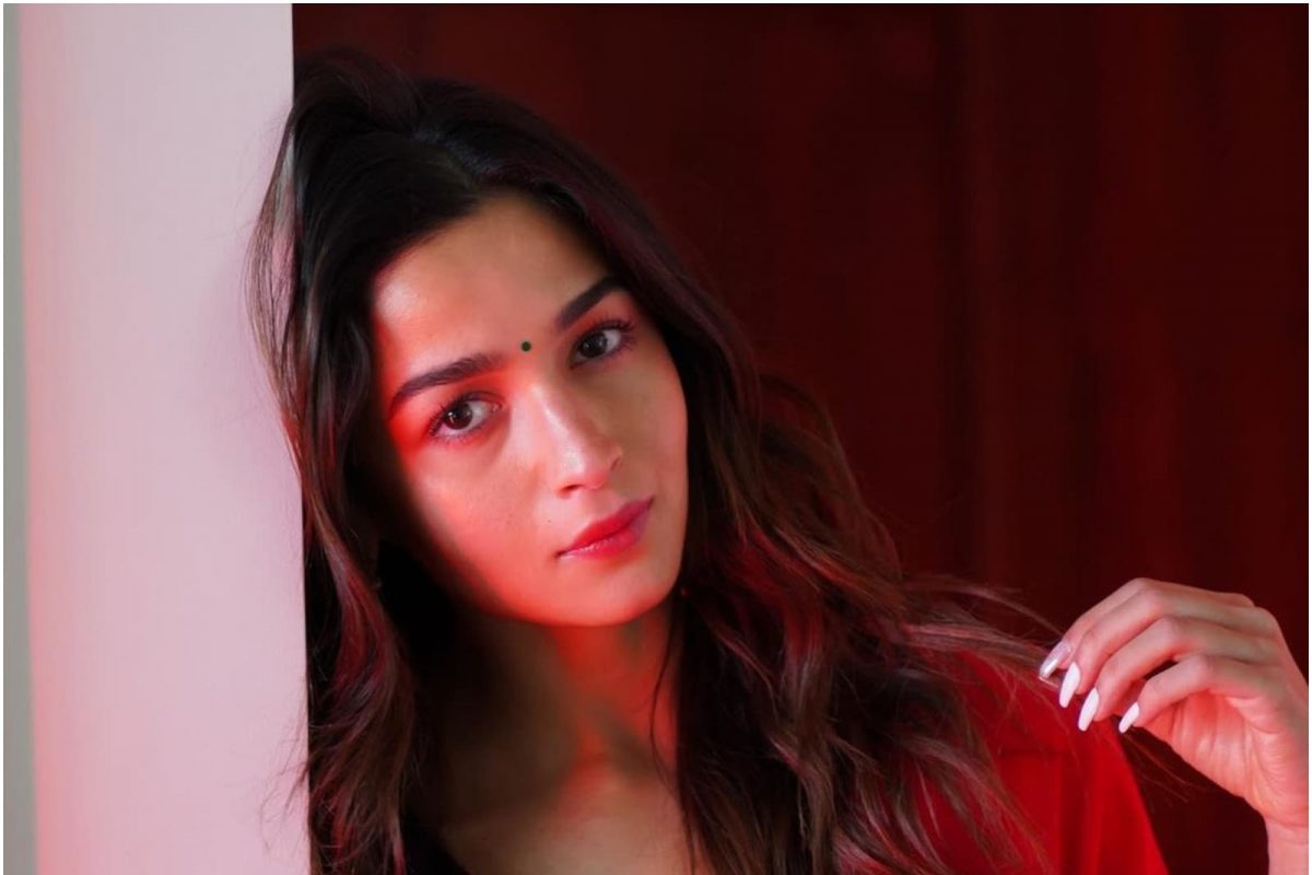 आलिया भट्ट ठरली सर्वात महागडी अभिनेत्री, व्हॅल्यू सेलिब्रेटी लिस्टमध्ये केलं टॉप, जाणून घ्या 2021 ची कमाई