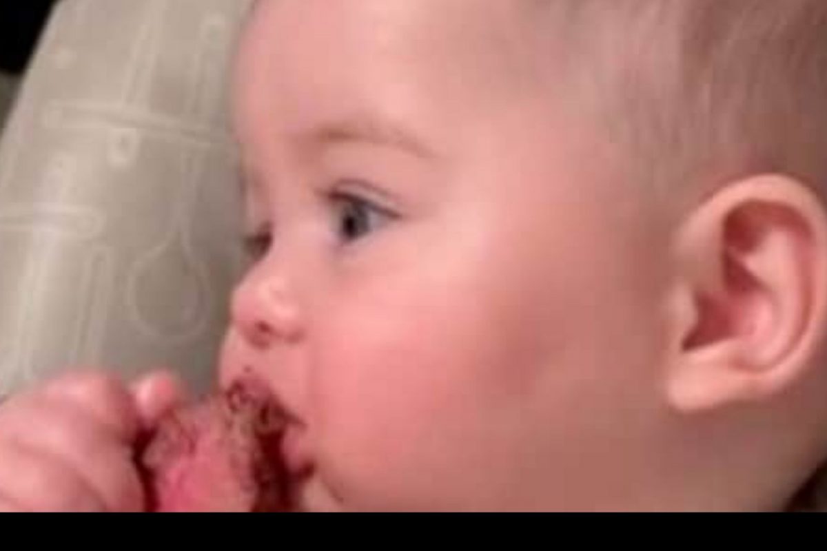 स्वत:च्या 6 महिन्याच्या मुलीला कुत्र्याप्रमाणे कच्च मांस खाऊ घालते ही आई!