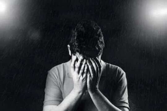 तुमच्या या सवयींमुळे बंद होईल नशिबाचं दार, थांबेल तुमची प्रगती; वेळीच करा वागण्यात बदल