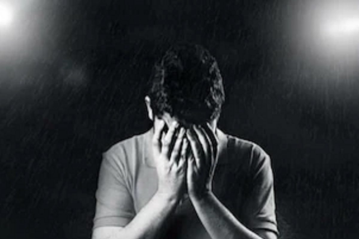 तुमच्या या सवयींमुळे बंद होईल नशिबाचं दार, थांबेल तुमची प्रगती; वेळीच करा वागण्यात बदल