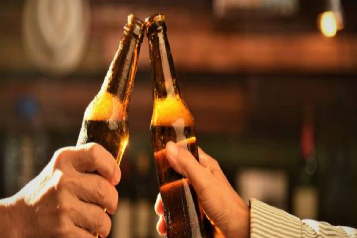 तपकिरी किंवा हिरव्या रंगाच्या बाटलीत का असते Beer ? तुम्हाला माहिती आहे का?