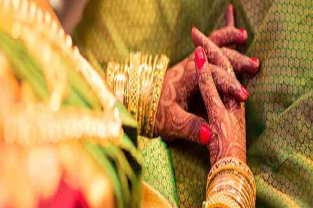 'हॅलो बाबा...सासरी वीज नाहीये, माहेरी बोलावून घ्या प्लीज'; नववधुंनी ठोकली धूम