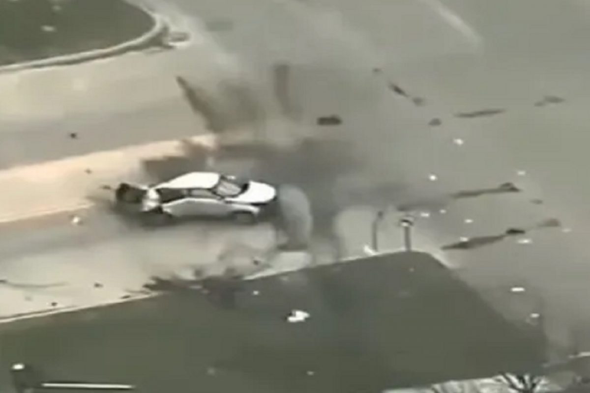 बापरे! ...अन् कारचे तुकडे तुकडे झाले; भयंकर अपघाताचा LIVE VIDEO