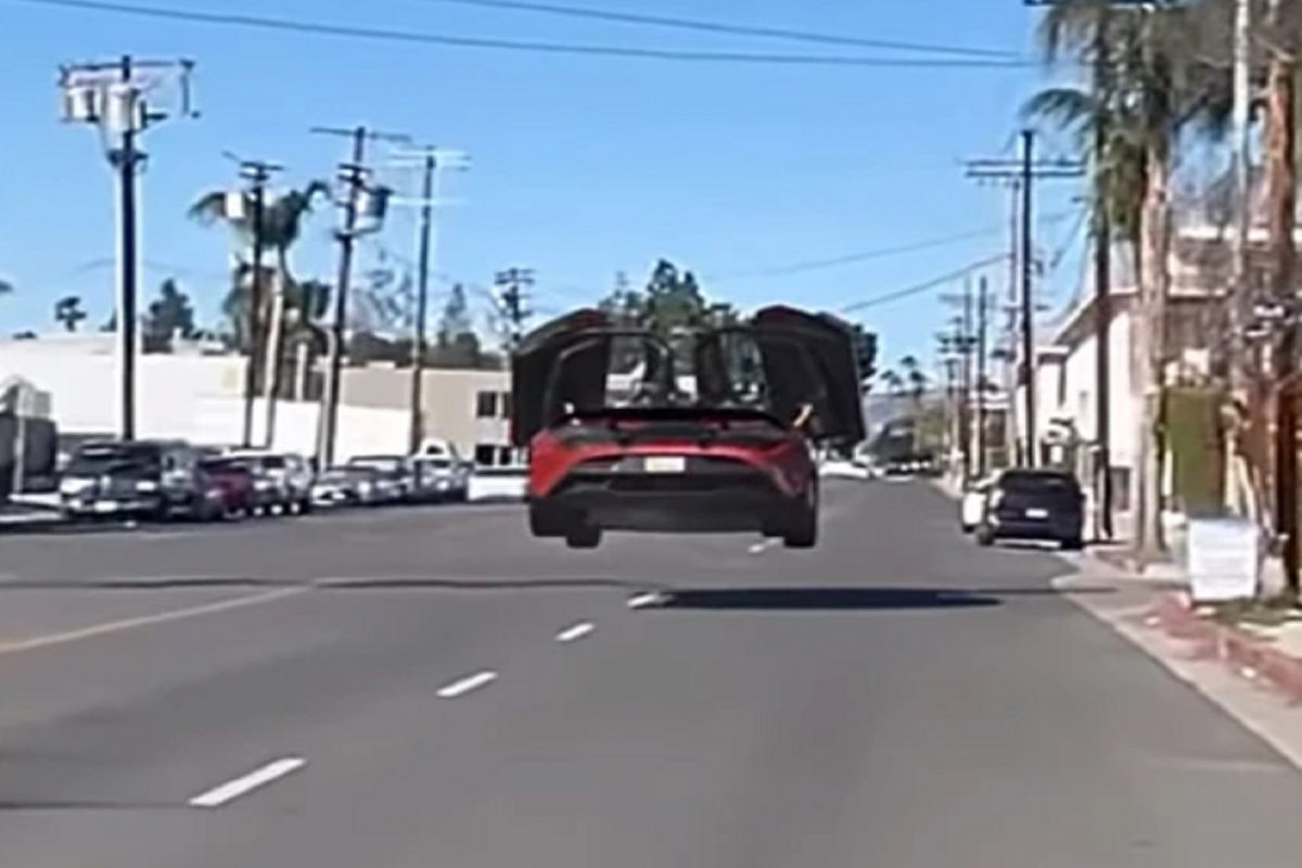 आश्चर्य! रस्त्यावर धावता धावता अचानक हवेत उडू लागली कार; विश्वास बसत नाही तर पाहा Flying Car Video