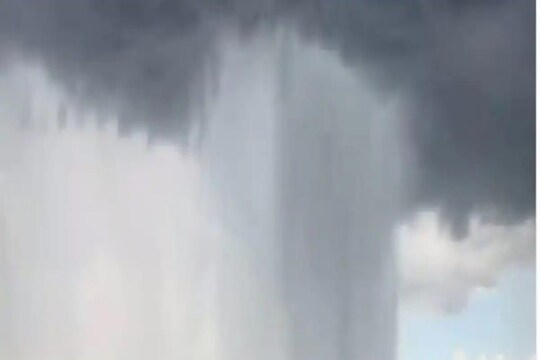 असे फुटतात ढग अन् मग येतो पाण्याचा पूर; ढगफुटीचा थक्क करणारा Video