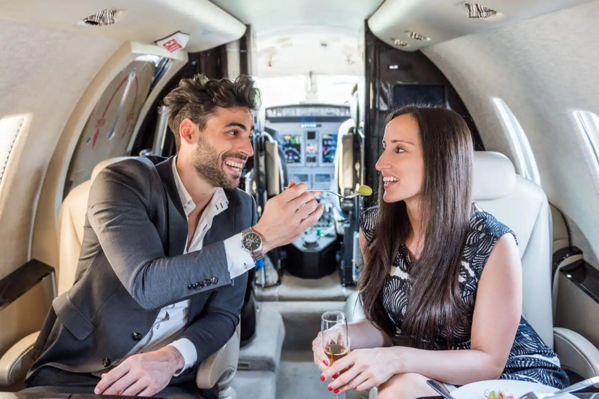 फ्लाइटमध्ये मिळाली अशी ऑफर की त्याने बायकोलाही सोडलं; तिला एकटं ठेवून पळाला नवरा