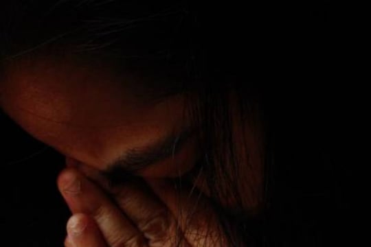 डॉक्टरांसमोर रडणं महिलेला पडलं महागात; बिलचा आकडा पाहून हादरलीच!