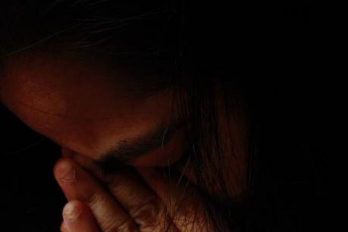 आधीच दोन्ही मुलं बेरोजगार त्यात दारूचं व्यसन; संतापलेल्या आईने एका क्षणात सर्वच 'संपवलं'