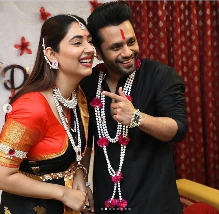  यामध्ये दिशाने सुंदर अशी काठापदराची काळ्या रंगाची साडी नेसली आहे. तर राहुलने काळा कुर्ता आणि पायजमा घातला आहे. 