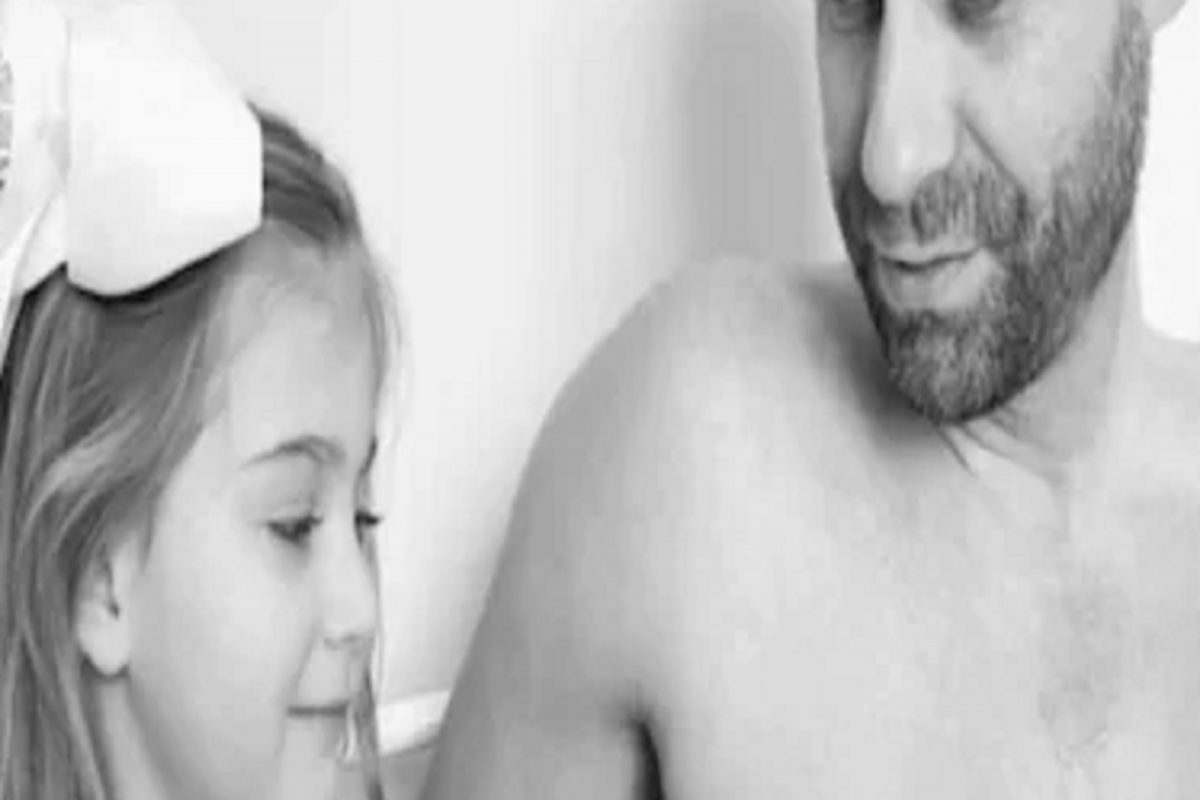 फक्त लेकीच्या चेहऱ्यावर हसू यावं म्हणून बाबाने आपल्या छातीवर...; बापाचं असं प्रेम पाहून तुमच्या डोळ्यात पाणी येईल