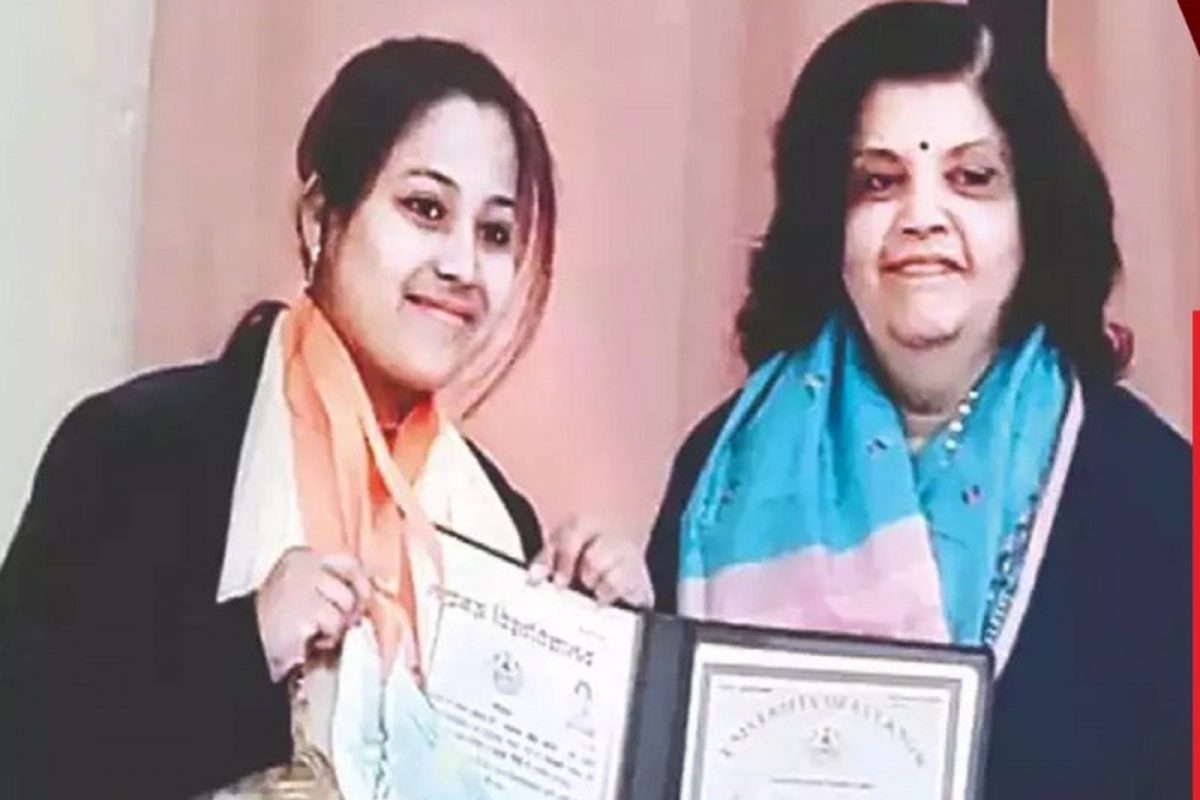 कॅन्सरमुळे वडिलांचा मृत्यू, जीवनातील संघर्षादरम्यान मुस्लीम विद्यार्थिनीने संस्कृतमध्ये जिंकली 5 मेडल्स