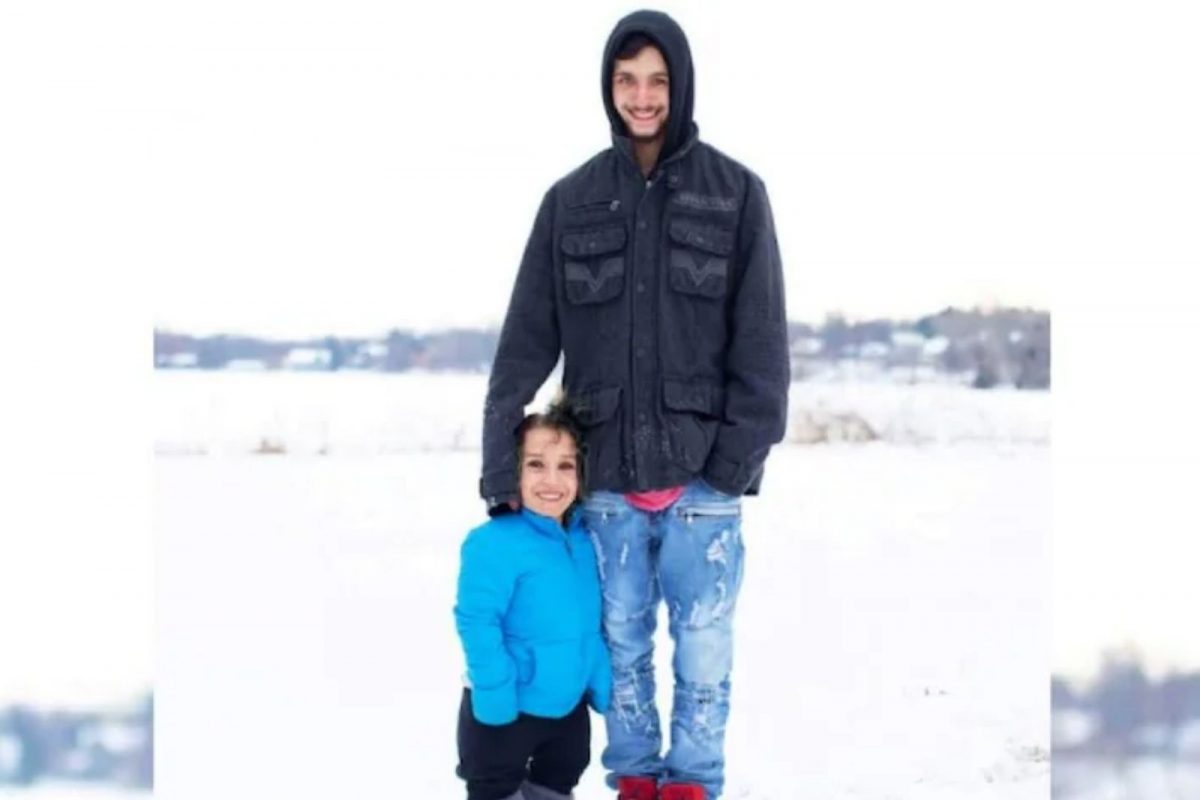 प्रेम खरंच आंधळं असतं! 3 फुटांपेक्षा कमी उंचीच्या महिलेचं 13 वर्षांनी लहान तरुणावर जडलं प्रेम; आता होताहेत ट्रोल