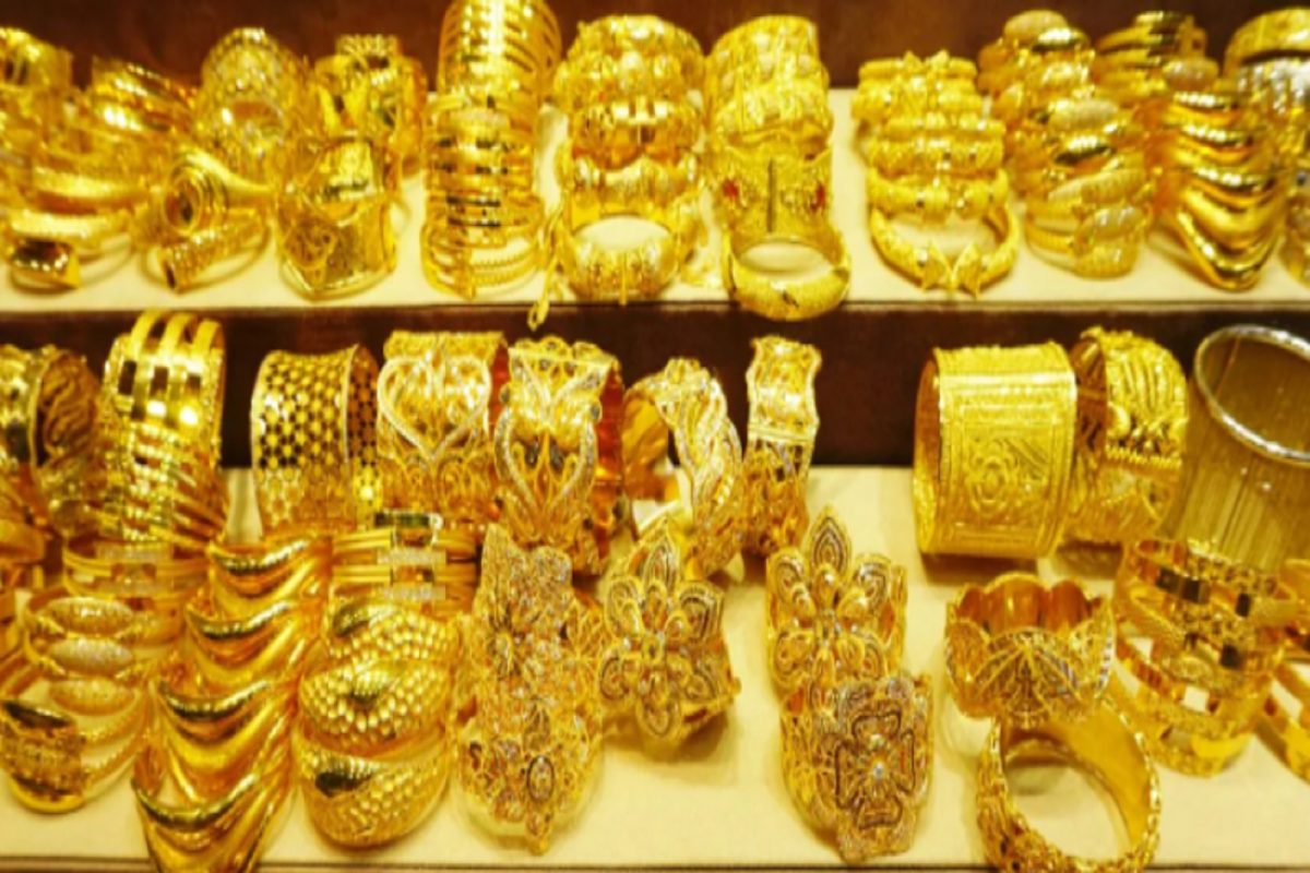 Gold Price Today: सोन्याच्या दरात घसरण, एक तोळे सोनं खरेदी केल्यास किती स्वस्त मिळेल?