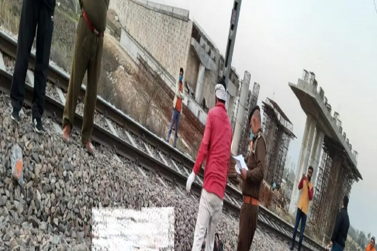 Selfie काढण्याचा नाद जीवावर, Shatabdi एक्स्प्रेसच्या धडकेत 4 तरुणांचा मृत्यू; 500 मीटरपर्यंत फेकले गेले मृतदेह