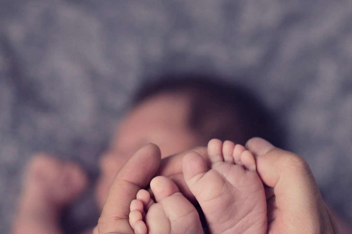 तुम्ही बाळासाठी Johnson & Johnson Baby Powder वापरत असाल तर सावधान; कॅन्सरचा धोका