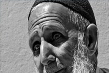 #HumanStory : गायी सांभाळण्यासाठी कसायाने सोडला पारंपरिक व्यवसाय #HumanStory : गायी सांभाळण्यासाठी कसायाने सोडला पारंपरिक व्यवसाय