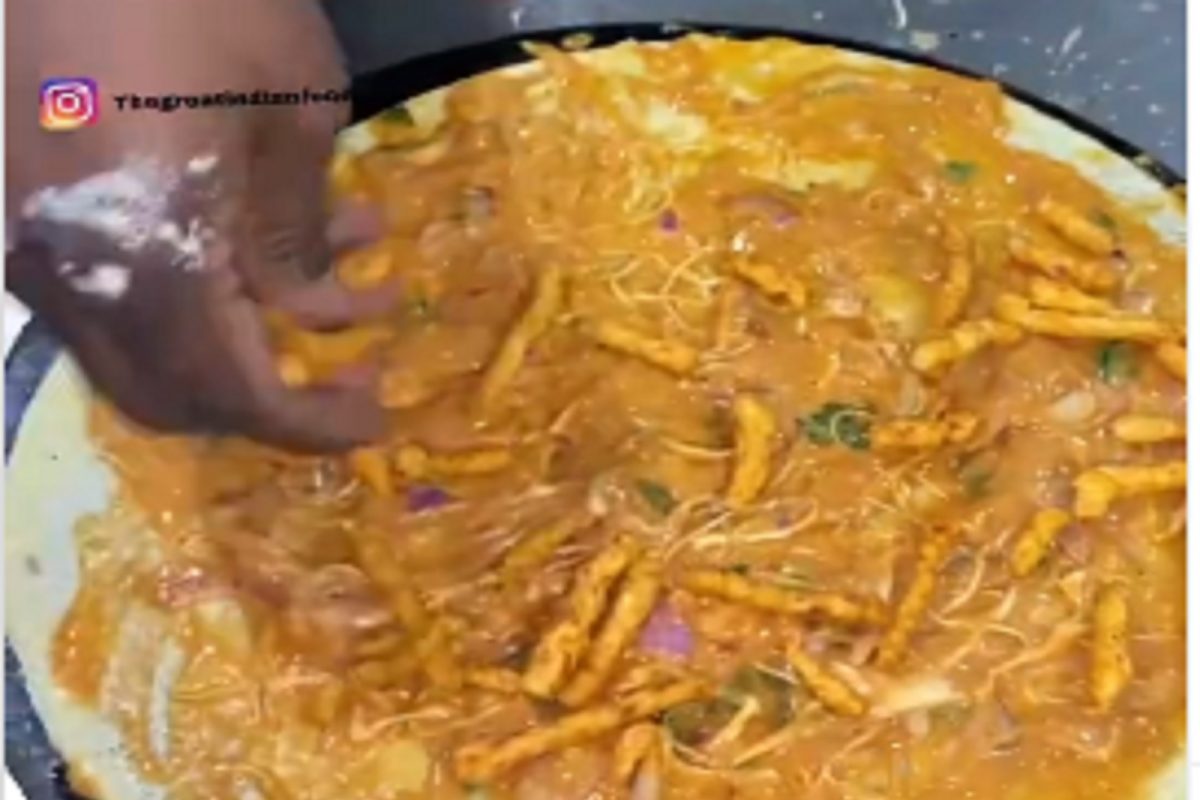 कुरकुरीत डोसा नाही तर डोशामध्ये 'कुरकुरे', या Weird Food मुळे संतापले खवय्ये; VIDEO VIRAL