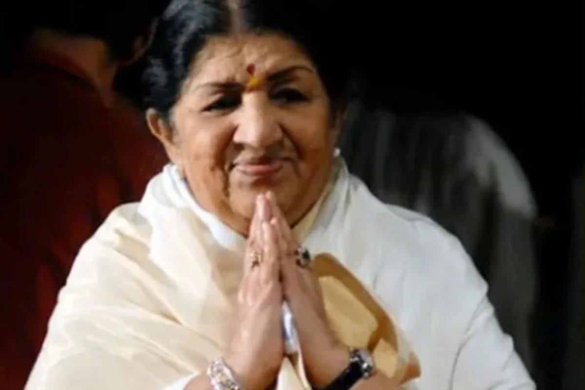 'लता मंगेशकर यांच्या स्मारकाचा वाद चालू आहे. आम्ही कधीच मंगेशकर कुटुंबीयांनी या वादात भाग घेतला नाही. उलट आमची तशी इच्छाच नाही'