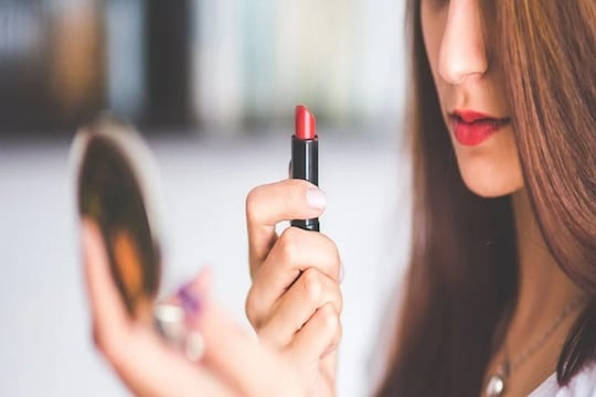 Side Effects of Old Lipstick: जुनी लिपस्टिक ओठांसाठी ठरेल अत्यंत धोकादायक! वाचा कशी तपासाल Expiry?