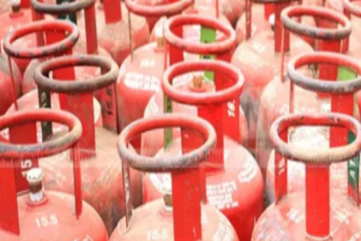 महागाईचा आणखी एक फटका, LPG Gas Cylinder च्या दरात मोठी वाढ