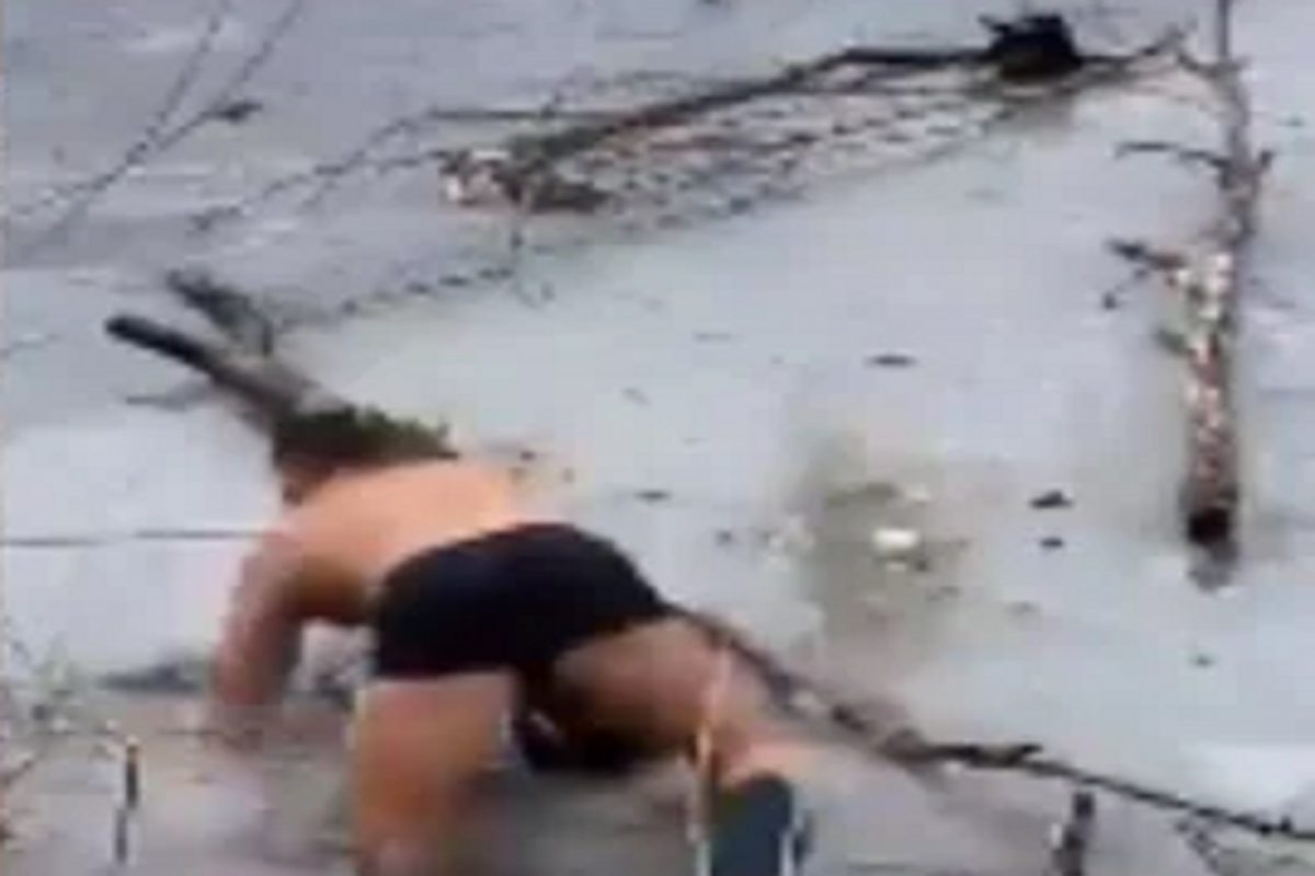 ...अन् जीवाची पर्वा न करता कपड्यांशिवाय तरुणाने थंडीने गोठलेल्या तलावात उडी मारली; पुढे काय घडलं पाहा VIDEO