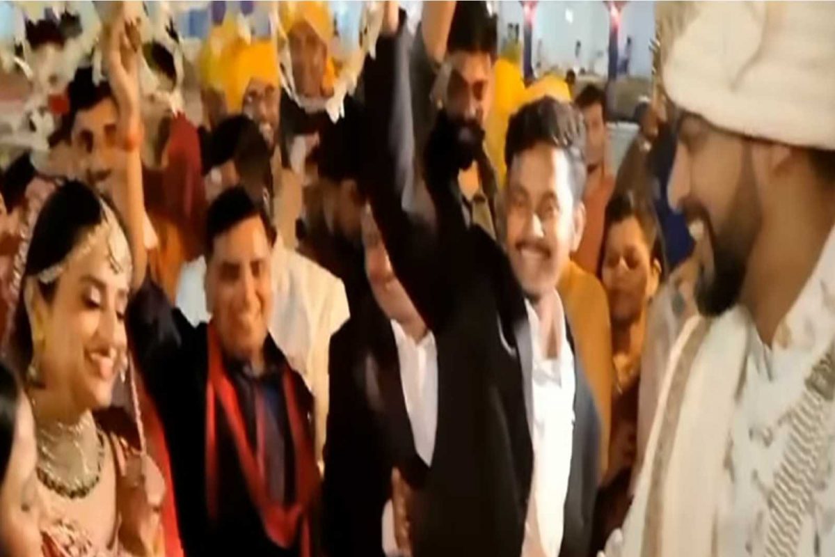 लग्नमंडपात पाहुण्यांसमोर नववधूचा अजब हट्ट; मग नवऱ्याने केलं असं काही... VIDEO Viral