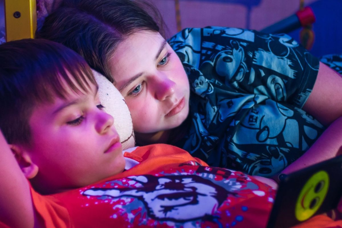 अभ्यास सोडून तुमची मुलं स्मार्टफोनवर चुकीचं तर करत नाही ना? असं ठेवा लक्ष