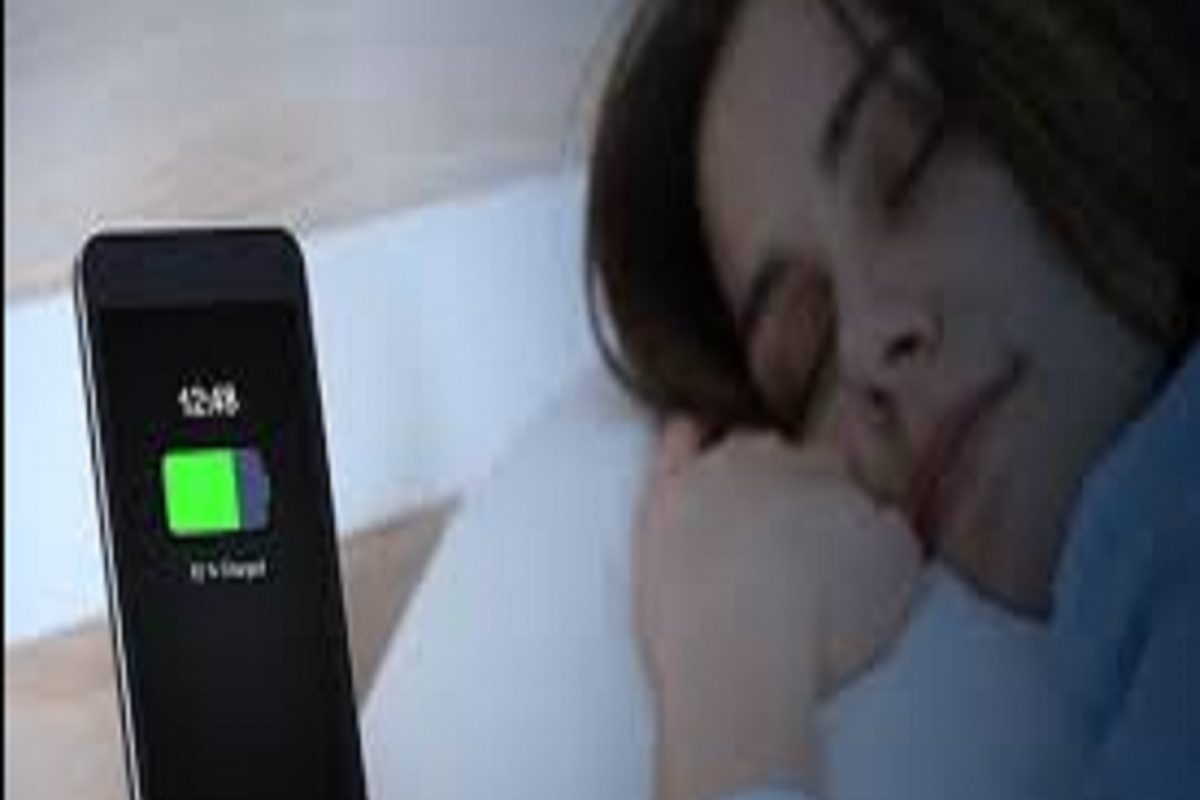 तुमचा Smartphone असा चार्ज करत असाल तर सावधान...एका चुकीने महिलेने गमावला जीव