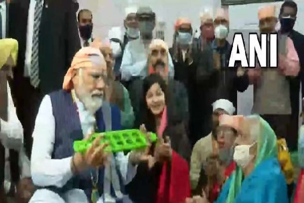 VIDEO: अन् मंदिरातच महिलांसोबत किर्तन करायला बसले Prime Minister Narendra Modi