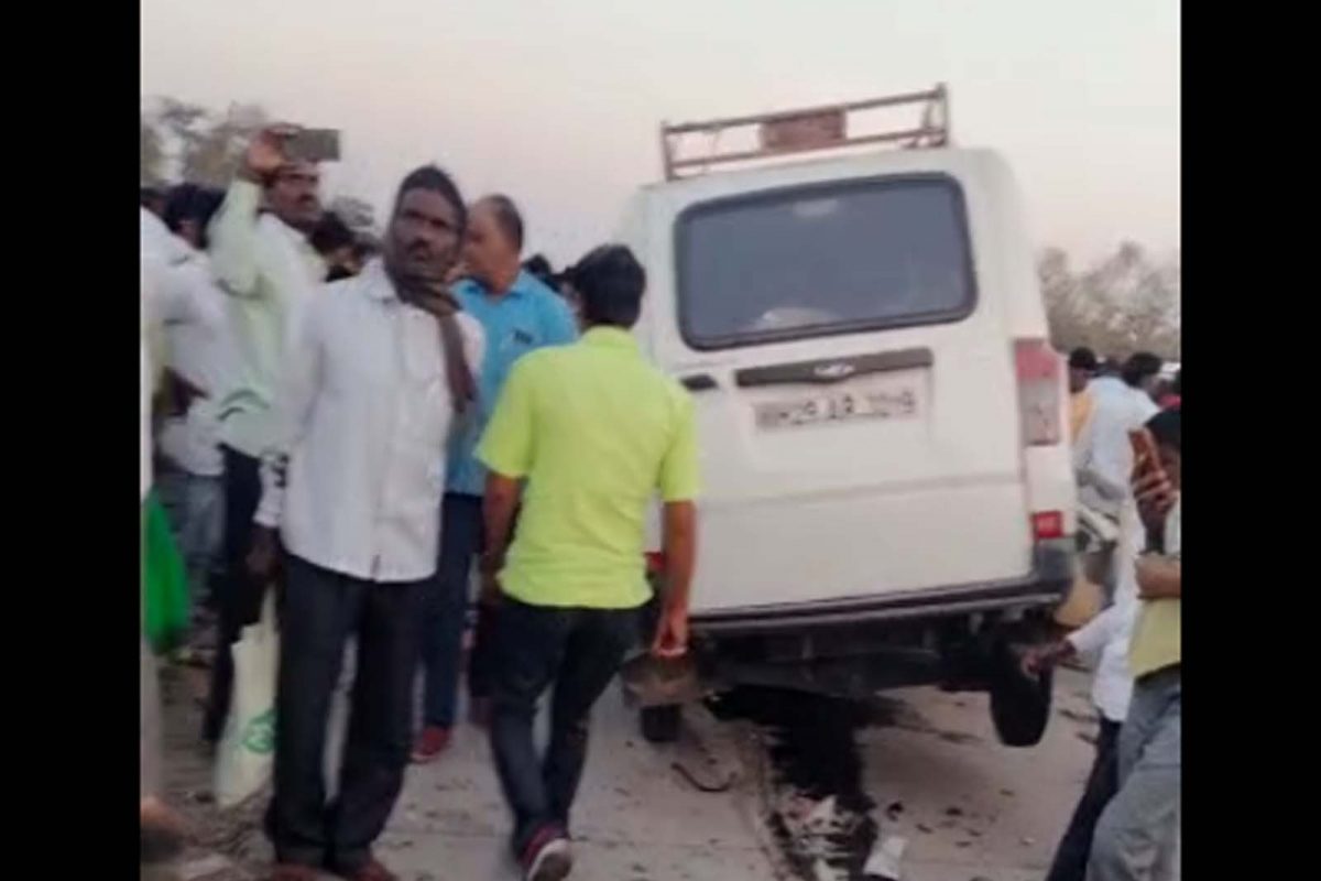 मांडव परतणीसाठी जारीकोट येथून साखरा येथं भोकरमार्गे टाटा मॅजीक गाडीने जात होते.