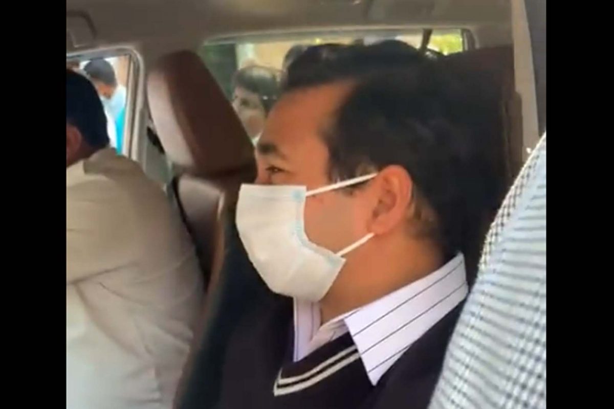 नितेश राणे यांची प्रतिक्रिया घेण्याचा प्रयत्न करताच “मी सभा सोडून जाऊ का?”