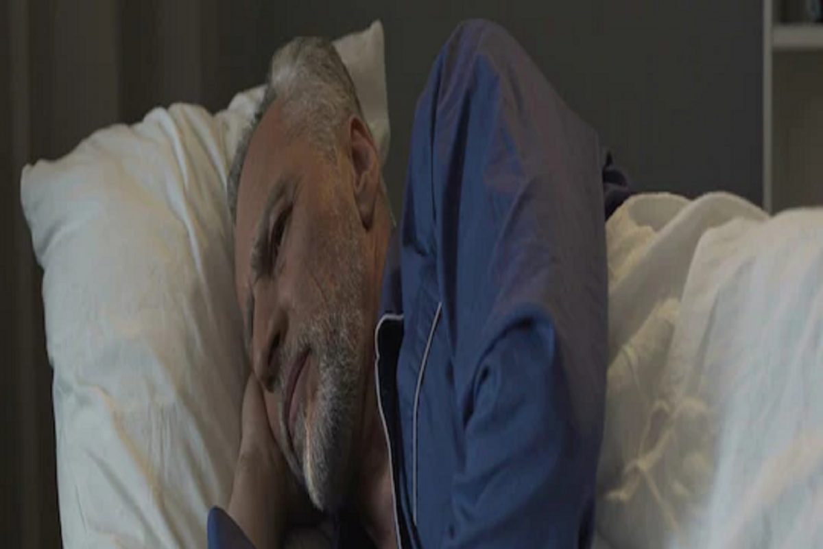 तुमचे आजी-आजोबा कमी का झोपतात माहिती आहे का? संशोधकांनी सांगितलं कारण