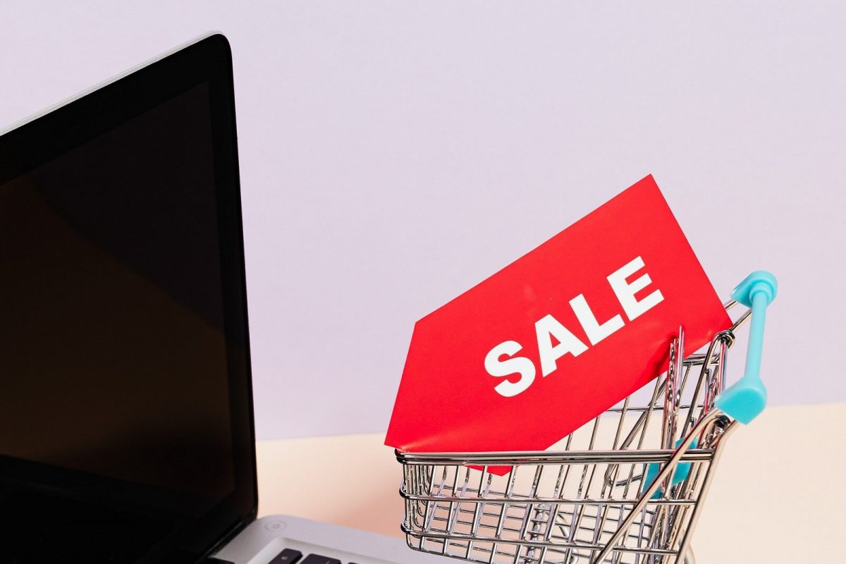 वस्तू खरेदीसाठी इंटरनेटवर सर्च केल्यावर ऑनलाइन सगळीकडेच त्यासंबंधी Ads का दिसतात? यामागे आहे हे कारण