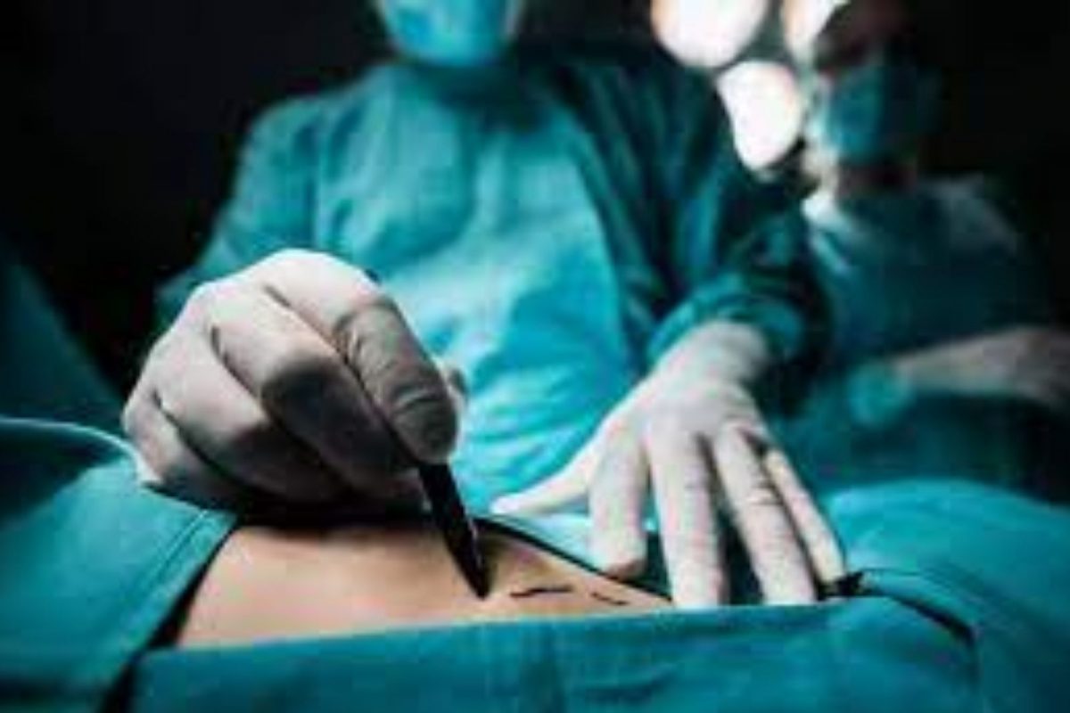 लिंग परिवर्तनाची इच्छा अपूर्णच; YouTube वरून हॉटेलच्या खोलीतच शस्त्रक्रिया, भयावह अंत