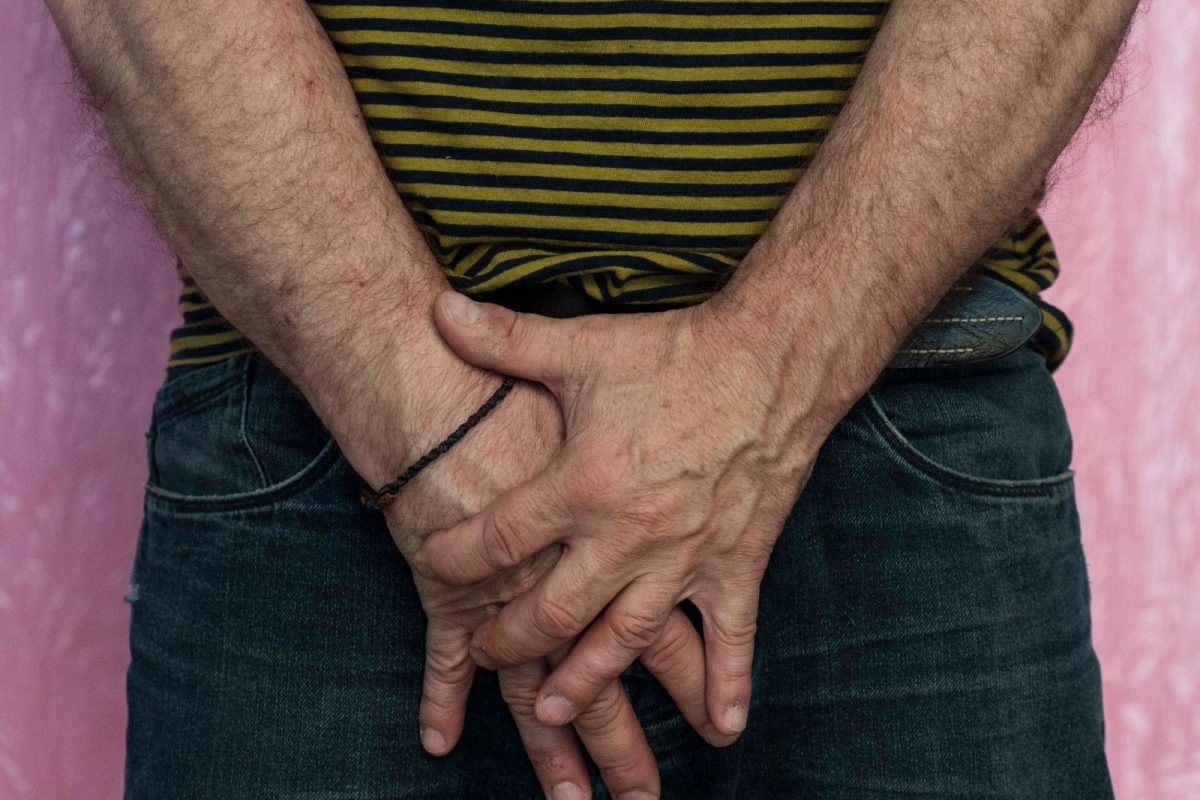 कळस! व्यक्तीने प्रायव्हेट पार्टमध्ये टाकली बॅटरी; 24 तासानंतर झाली भयंकर अवस्था